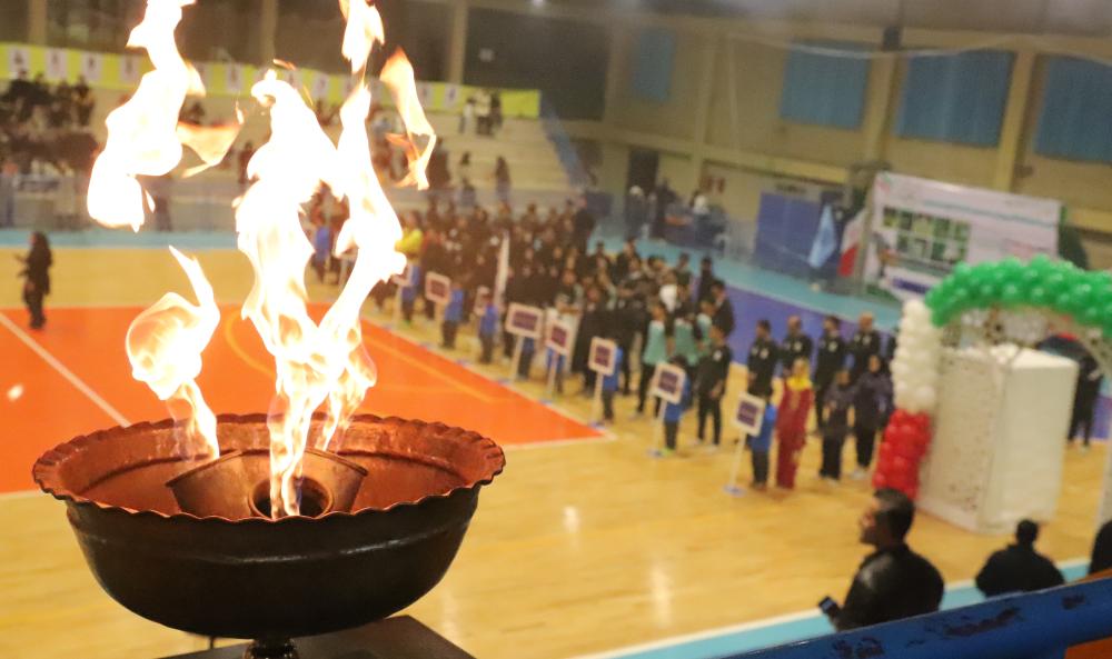 لحظه روشن شدن مشعل اولین المپیاد فرهنگی ورزشی دانشجویان دانشگاه‌های استان قزوین