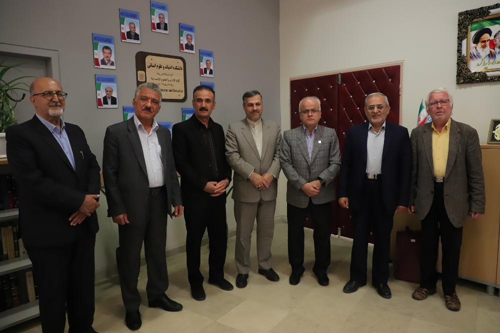 تجلیل از رؤسای ادوار دانشکده ادبیات و علوم انسانی دانشگاه